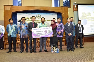 Majlis Penyerahan Cek Pinjaman Pengajian Tinggi Kerajaan Negeri Perak Sesi 2017/2018