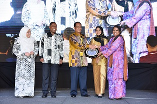 YAB Menteri Besar Rakam Penghargaan Terhadap Jasa Dan Pengorbanan YB Setiausaha Kerajaan Negeri