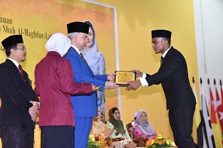Sultan Nazrin Berkenaan Sampaikan Hadiah Pelajar Cemerlang SMK Sultan Yussuf