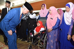 Sultan Nazrin Berkenaan Sampaikan Hadiah Pelajar Cemerlang SMK Sultan Yussuf