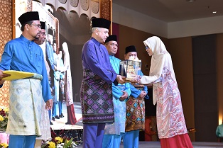 DYMM Sultan Nazrin Muizzuddin Shah Berkenan Sampaikan Hadiah Tilawah Al-Quran