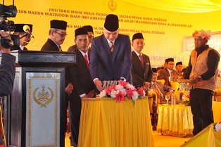 DYMM Paduka Seri Sultan Perak Rasmi SMK Bawong 