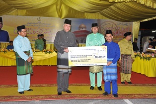 DYMM Paduka Seri Sultan Perak Rasmi Masjid Al-Hidayah