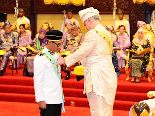 YAB Menteri Besar Dahului Penerima Pingat Keputeraan DYMM Paduka Seri Sultan Perak