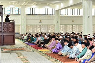 DYMM Paduka Seri Sultan Perak Sertai 1,500 Jemaah Tunai Solat Aidiladha Di Masjid Sultan Idris Shah II