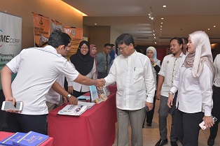 YB Dato' Haji Asmuni Bin Awi melawat kaunter yang dibuka semasa majlis tersebut