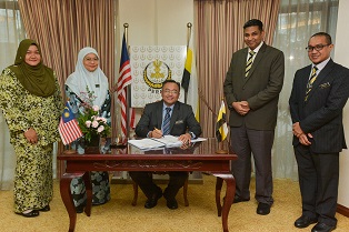 YB_Setiausaha_Kerajaan_Negeri_Perak_menandatangani_nota_serah_tugas