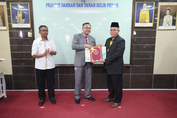 13 Pegawai Dan Kakitangan Pdt Hilir Perak Terima Anugerah Perkhidmatan Cemerlang