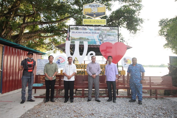 13 Pegawai Dan Kakitangan Pdt Hilir Perak Terima Anugerah Perkhidmatan Cemerlang