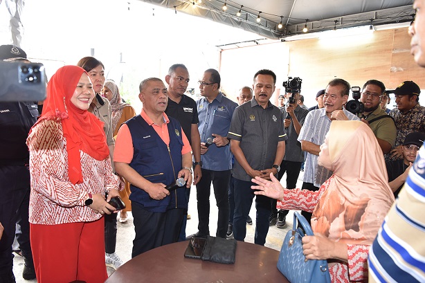 Ribut: Kerajaan Negeri Sampaikan Bantuan Wang Ihsan Kepada Peniaga Ipoh Night Market : 3 September 2023